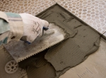 Кафельная плитка укладывается на поверхность плиты на цементный раствор