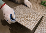 Кафельная плитка укладывается на поверхность плиты на цементный раствор
